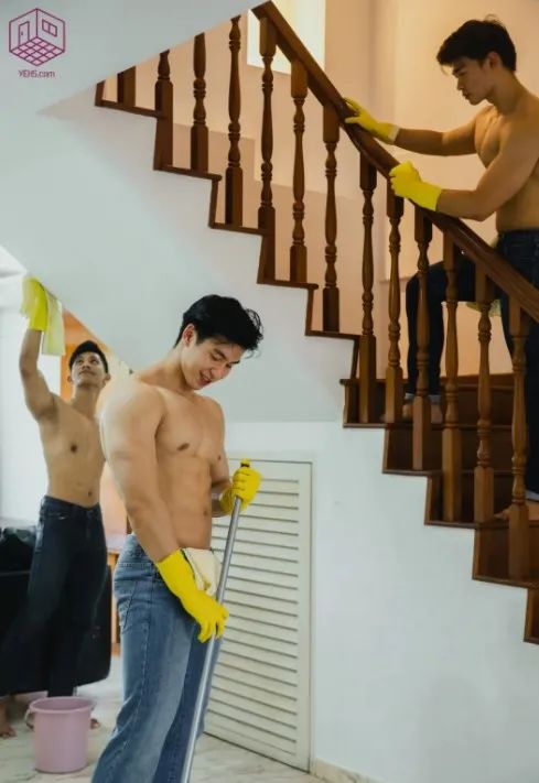 猛男清潔服務(wù) 肌肉小哥組團上門干家務(wù),這畫風 你接受嗎